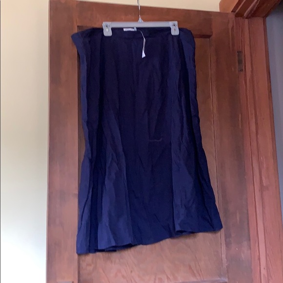 Old Navy Dresses & Skirts - New with tags navy midi skirt. Old Navy Dresses & Skirts - New with tags navy midi skirt.